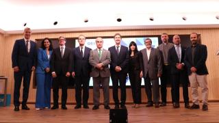 Foto de familia con el presidente de la OEI, Mariana Jabonero.