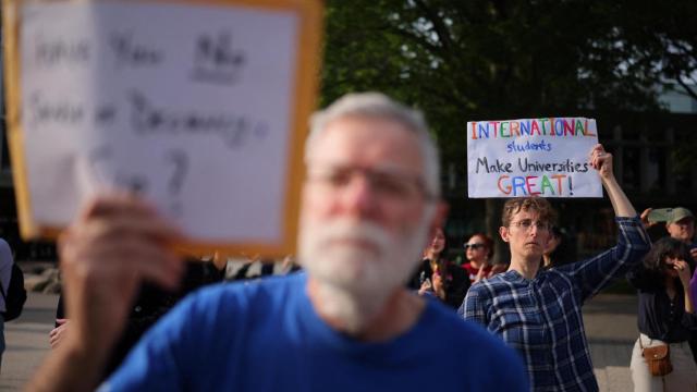 Manifestación para apoyar y celebrar a los estudiantes internacionales de la Universidad de Harvard.