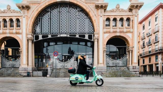 Un ciudadano en una moto de alquiler Yego en Zaragoza.