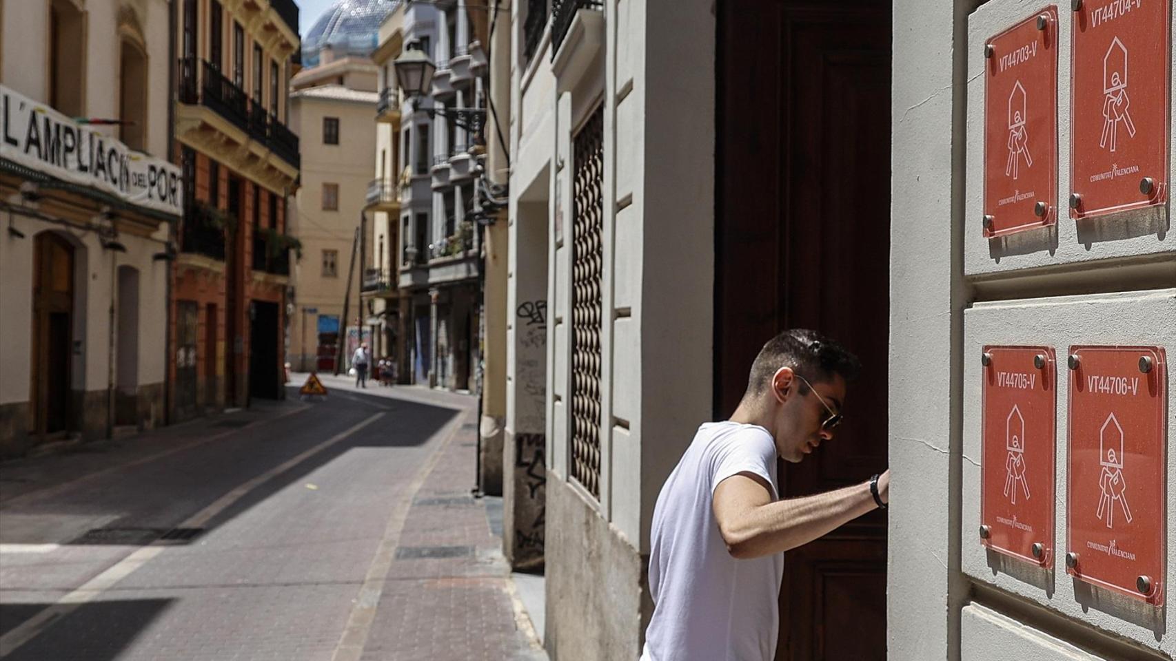 Un piso turístico en una calle de Valencia. Rober Solsona / Europa Press