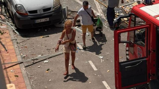 Una mujer con heridas, este jueves, tras la explosión de Casa Javi en Lo Pagán.