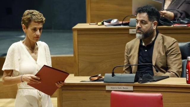 La presidenta del Gobierno de Navarra, María Chivite, pasa junto al ya exvicesecretario general del PSN, Ramón Alzorriz, que cesó ayer en sus cargos aunque sigue como parlamentario.