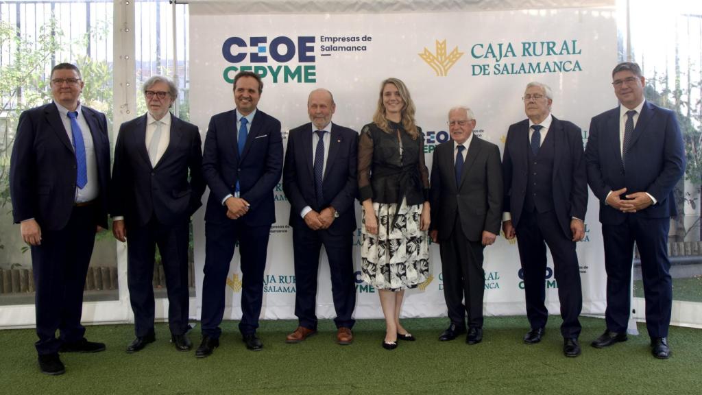 Premiados CEOE Cepyme Salamanca 2025 junto a la presidenta de Cepyme, Ángela de Miguel; y el presidente de CEOE Castilla y León, Santiago Aparicio.