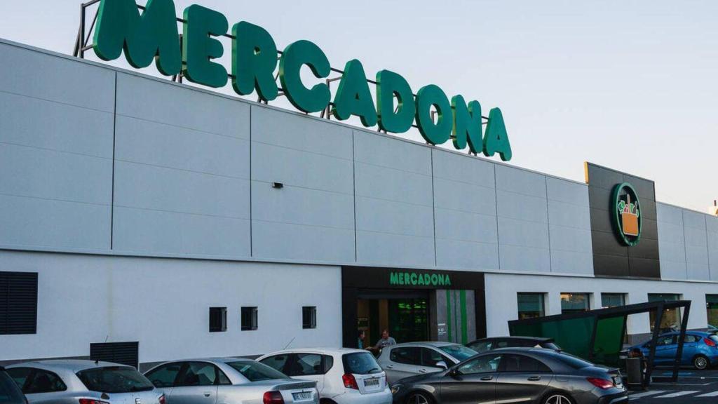 Mercadona dice adiós a la suciedad incrustada del coche: vende este esencial por solo 0,85 euros