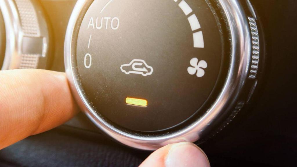 El peor error al encender el aire acondicionado del coche en verano: muchos conductores lo cometen en España