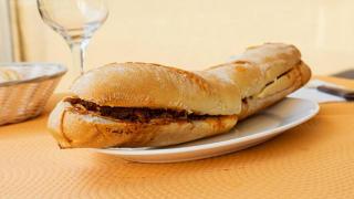 El bocadillo que ha alimentado a malagueños y visitantes durante más de dos siglos