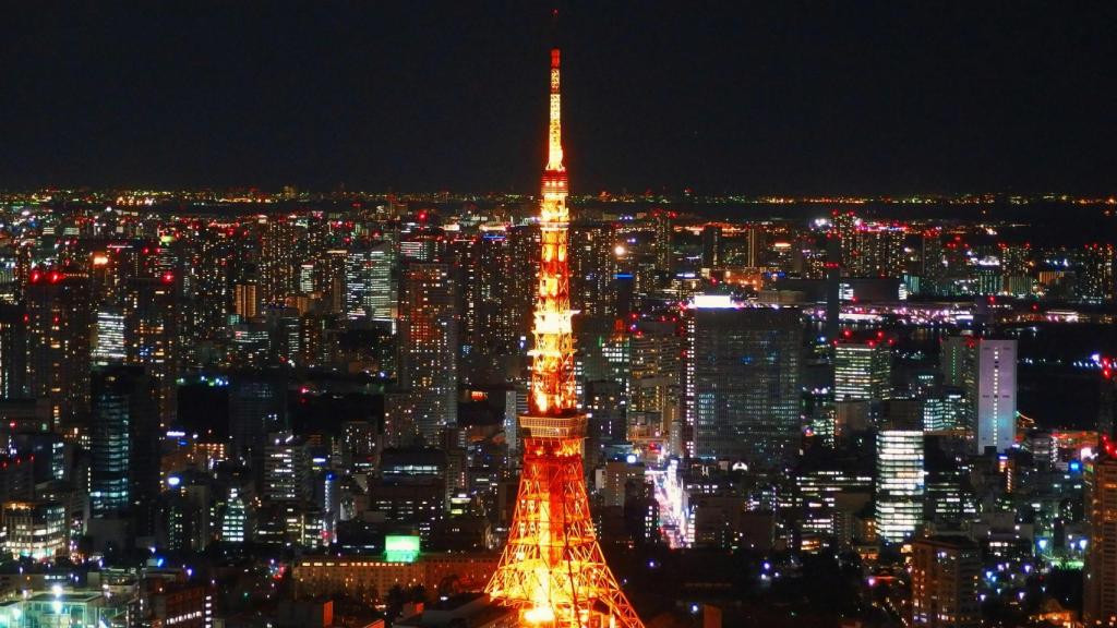 La Torre de Tokio iluminada durante la noche.