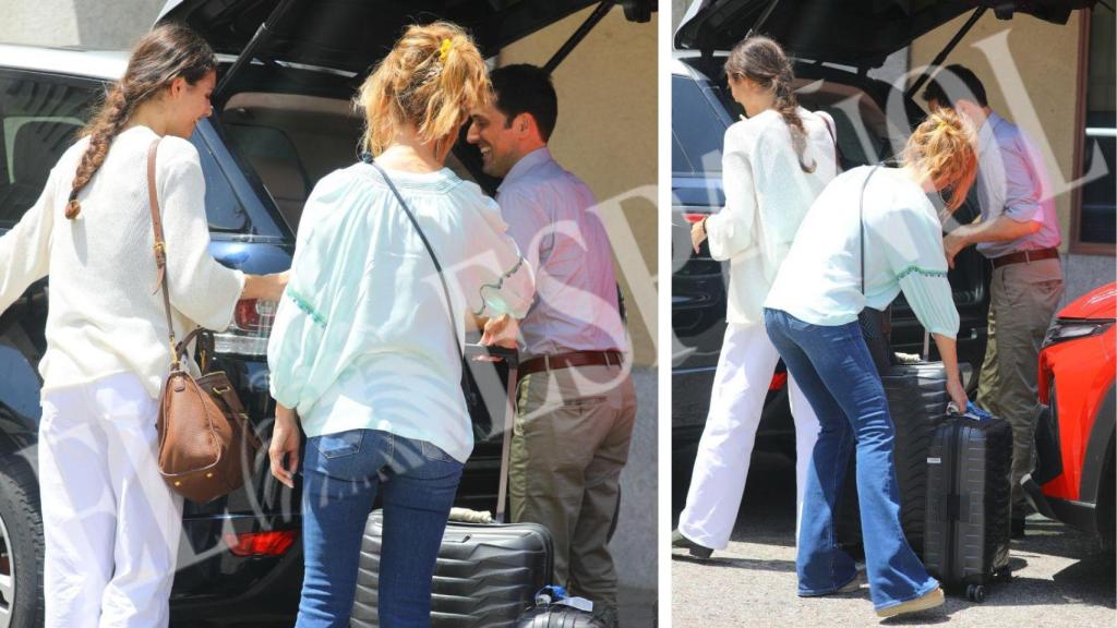 Emma García, muy solícita, ayuda a mantener las bolsas de su hija en el auto familiar.