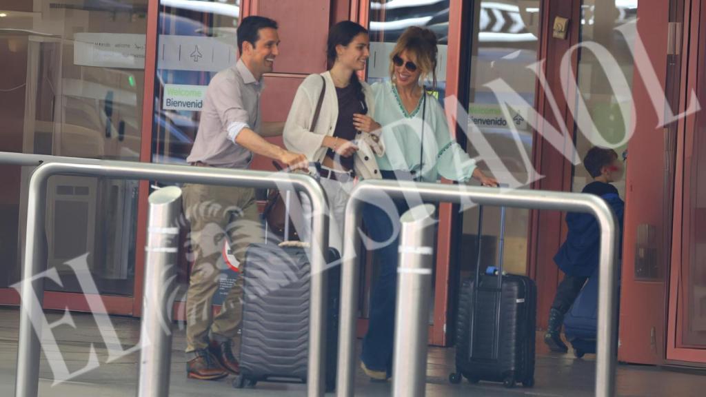 Emma García y su esposo arrastran el equipaje de su hija Uxue mientras se dirigen al estacionamiento del aeropuerto.