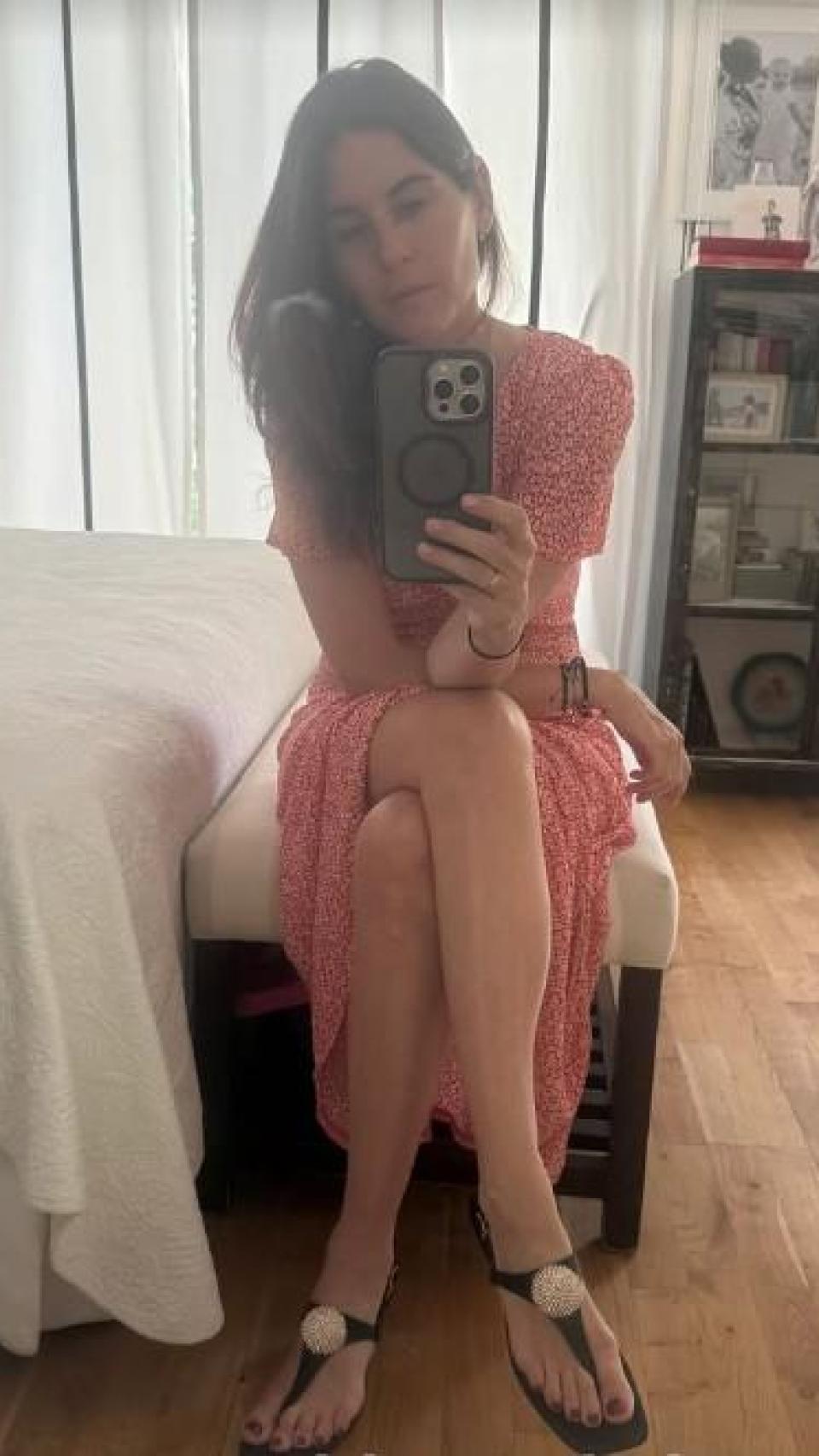 Lourdes Montes, posando en el espejo de la casa con sus sandalias.