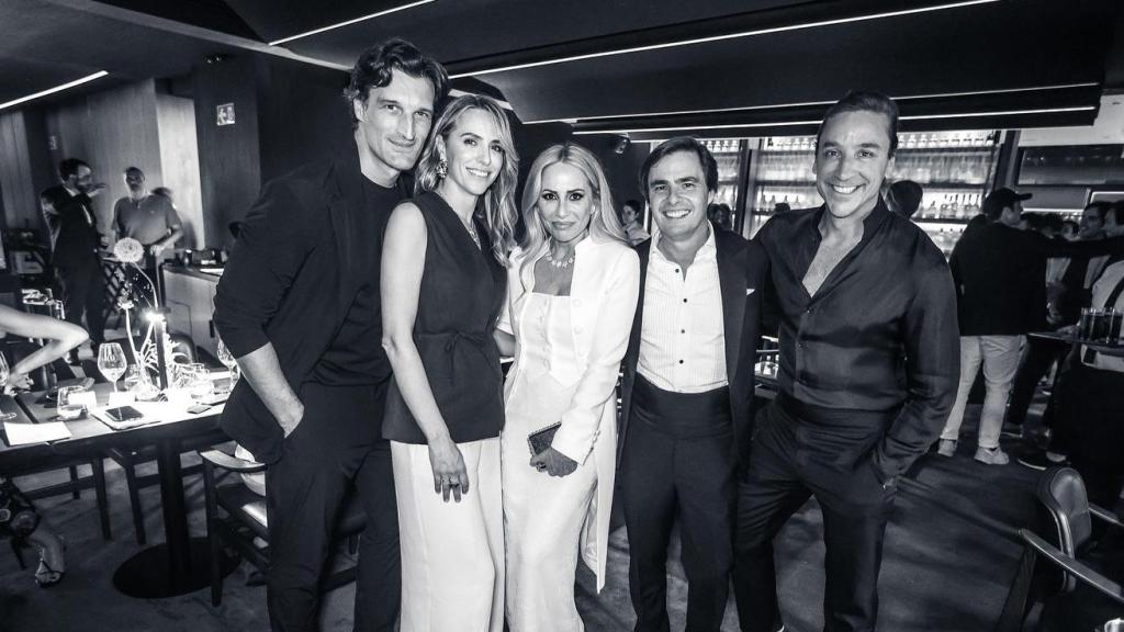 Rafael Medina y su esposa, Laura, vecina, en la fiesta de apertura del Sr. AB en Madrid, junto con amigos como Marta Sánchez.