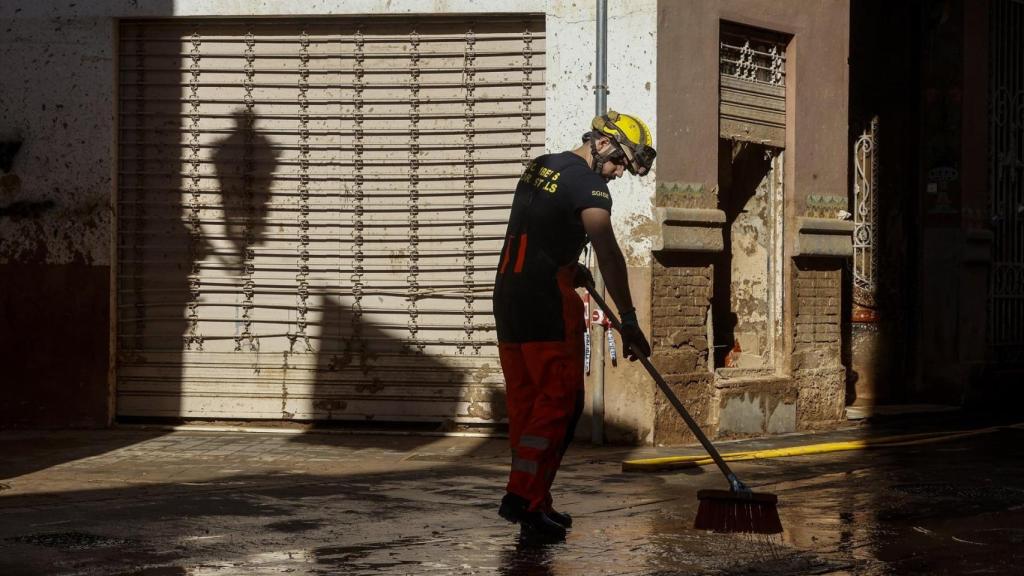 Un bombero realiza tareas de limpieza tras la dana. Rober Solsona / Europa Press