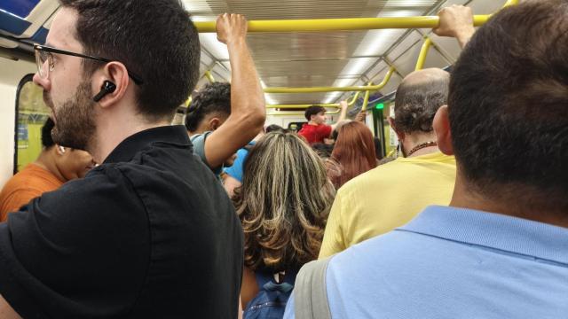 Pasajeros de la línea 5 de Madrid un día laborable.