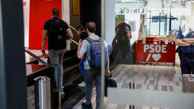 Agentes de la UCO entran este viernes a la sede del PSOE en la madrileña calle Ferraz.