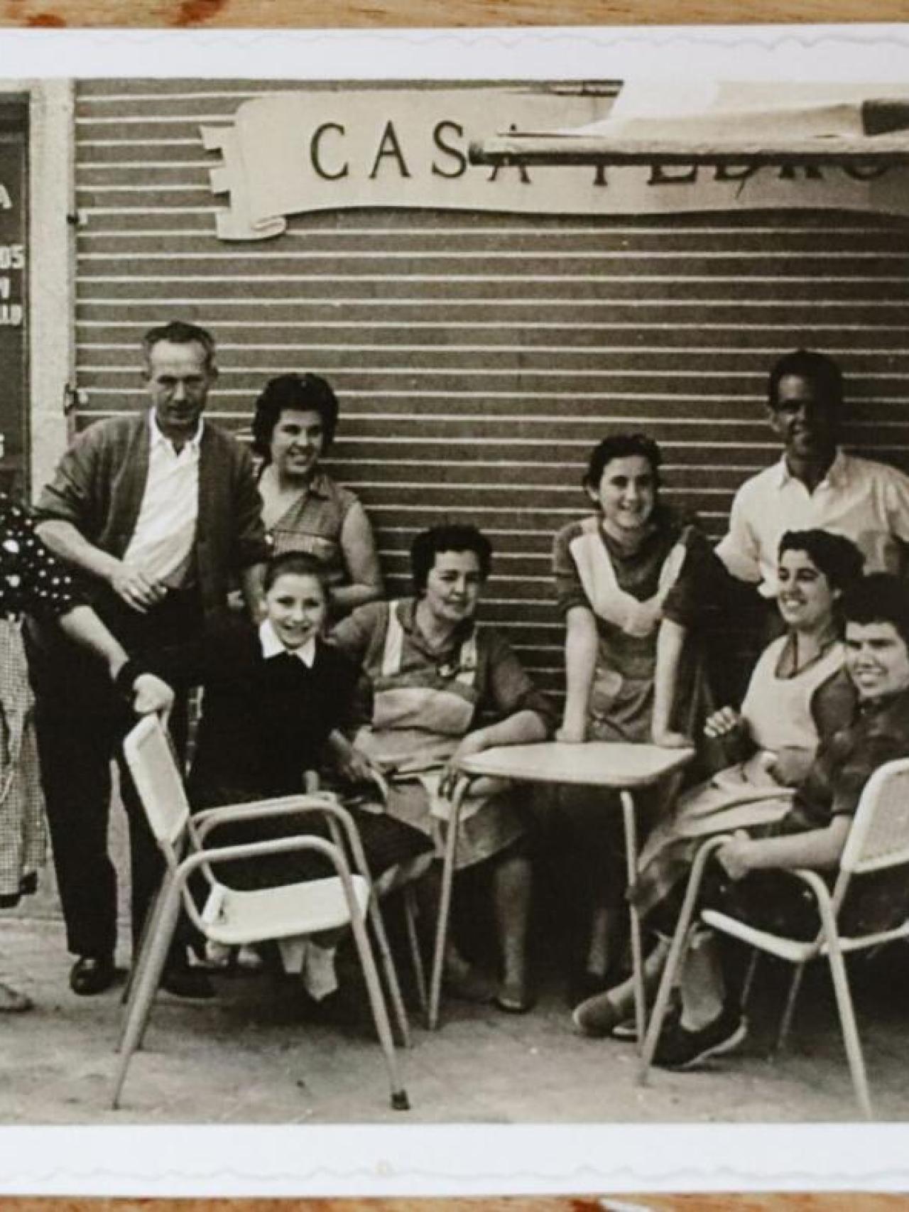 Antiguos empleados de Casa Pedro de Fuencarral en una foto en blanco y negro.