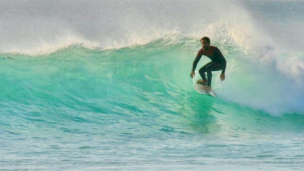 Una imagen de Lolo surfeando.