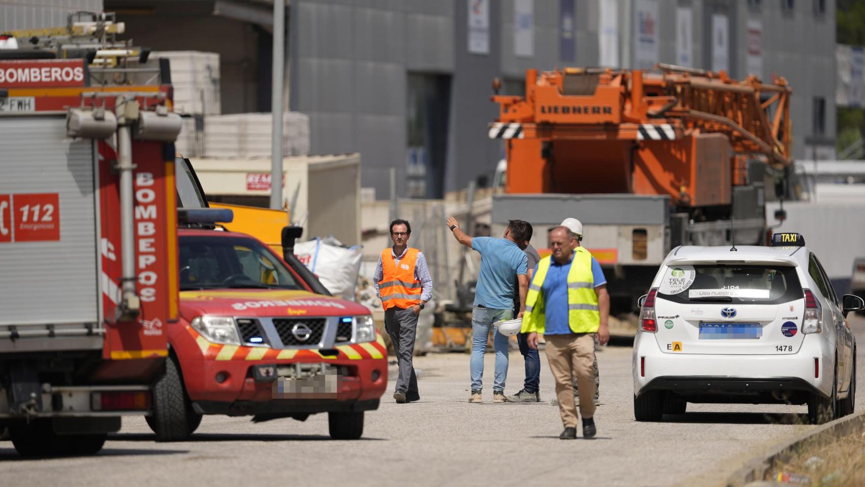 Los efectivos de emergencias trabajan en el lugar del derrumbe en Camas