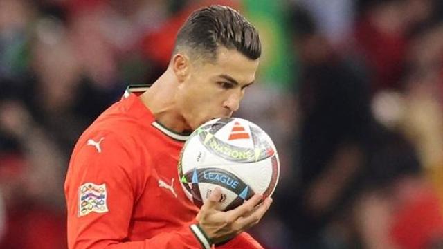 Cristiano Ronaldo besa el balón de la Nations League