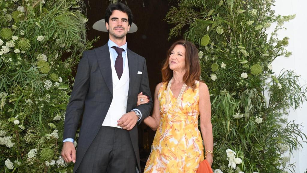 La emotiva boda de Claudia Ula, hija de Raquel Revuelta: con sus hermanos  como padrinos y con el recuerdo de su padre fallecido
