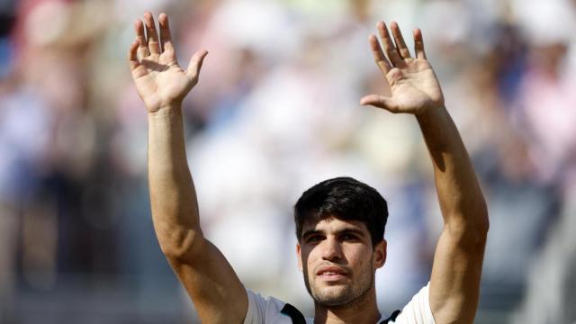 Alcaraz celebra la victoria ante Roberto Bautista.
