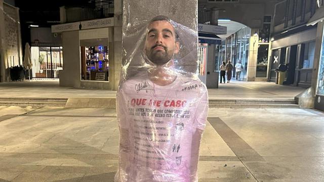 El novio fue atado completamente a una de las columnas de la plaza Galera ante la atenta mirada de los muchos coruñeses que pasaron por la zona