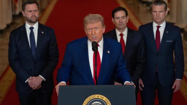 Donald Trump se dirige a la nación, escoltado por JD Vance, Marco Rubio y  Pete Hegseth, en la Casa Blanca.