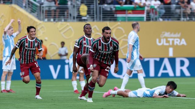 Los jugadores de Fluminense celebran un gol.