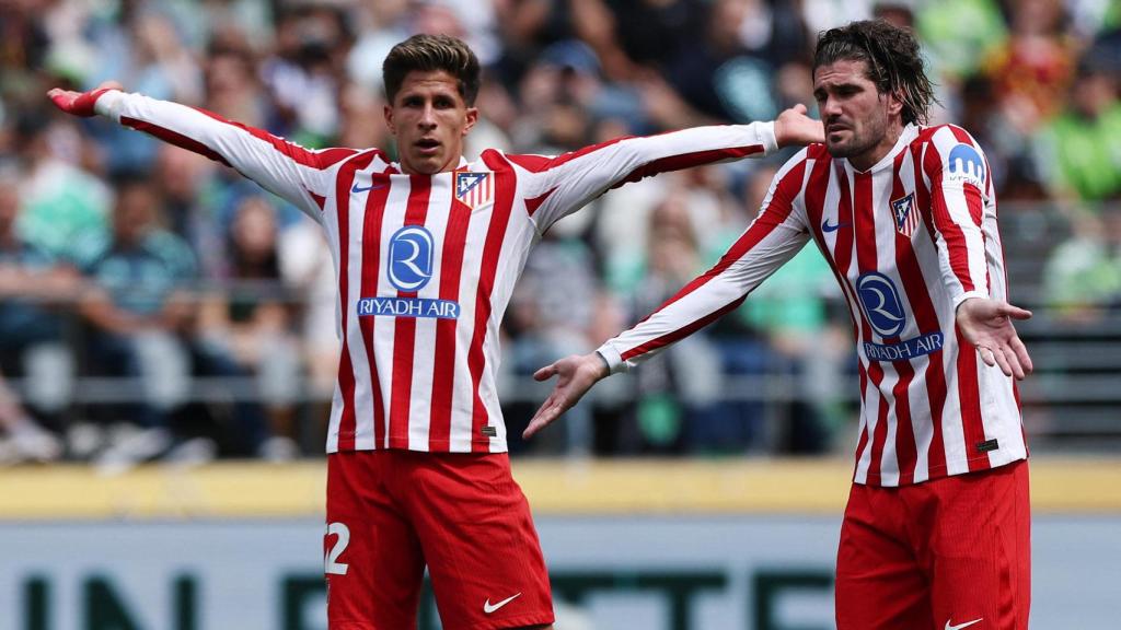 Simeone y De Paul protestan una acción durante el partido ante Seattle Sounders en el Mundial de Clubes.