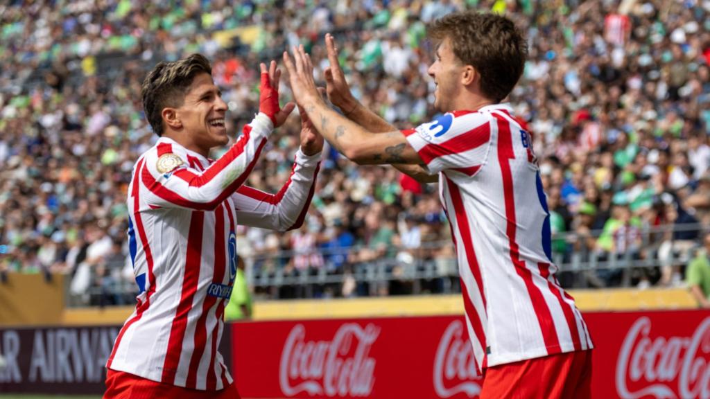 Simeone y Barrios celebran un gol contra Seattle Sounders.