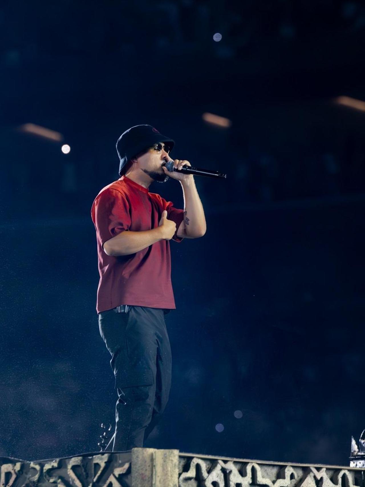 El cantante Dellafuente durante su concierto en el Estadio Riyadh Air Metropolitano.