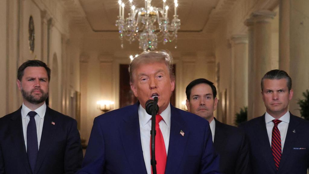 Trump, escoltado por Vance, Rubio y Hegseth, anuncia la operación contra Irán.