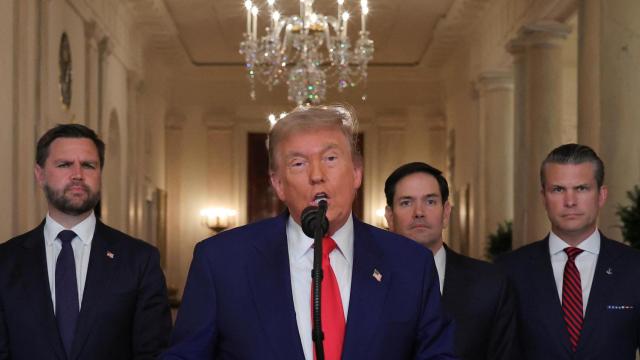 Trump, escoltado por Vance, Rubio y Hegseth, anuncia la operación contra Irán.