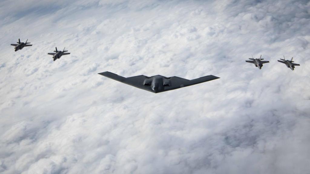 Bombardero B-2 Spirit escoltado por cazas F-35