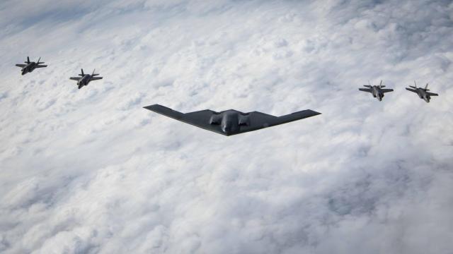Bombardero B-2 Spirit escoltado por cazas F-35