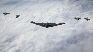 Bombardero B-2 Spirit escoltado por cazas F-35