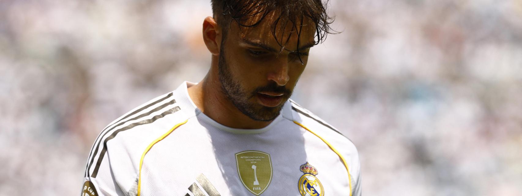 Raúl Asencio, cabizbajo tras ser expulsado ante el Pachuca.
