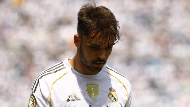 Raúl Asencio, cabizbajo tras ser expulsado ante el Pachuca.