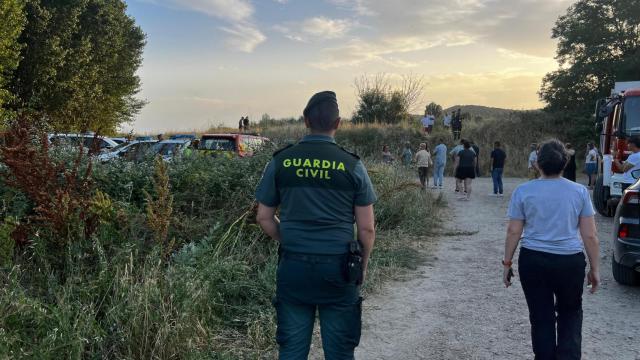 La Guardia Civil durante el momento de la búsqueda junto a voluntarios y familiares