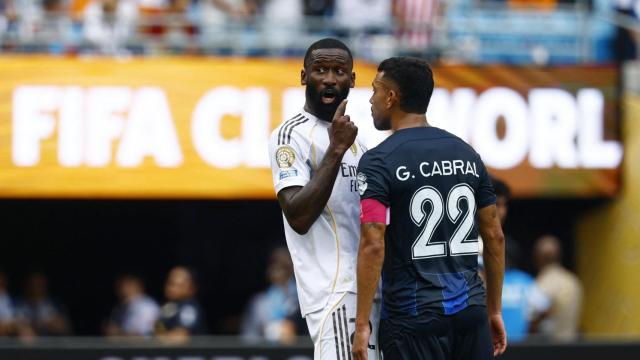 Rüdiger y Cabral, enfrentados.