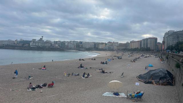 Jóvenes coruñeses hacen noche en la playa de cara a San Juan: No queríamos quedarnos sin sitio