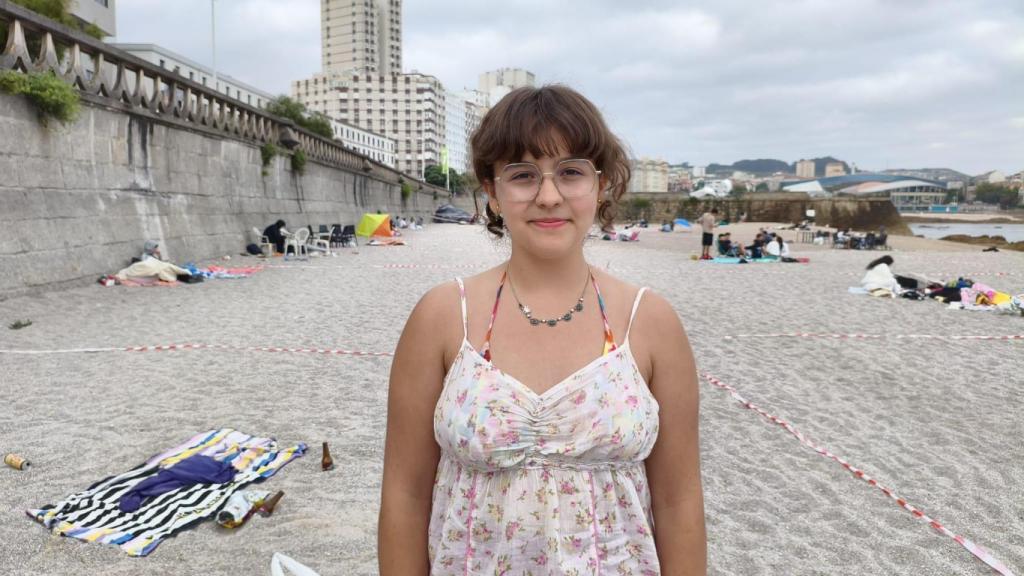 Saray, en la parcela que tiene con sus amigos en la playa del Orzán de A Coruña