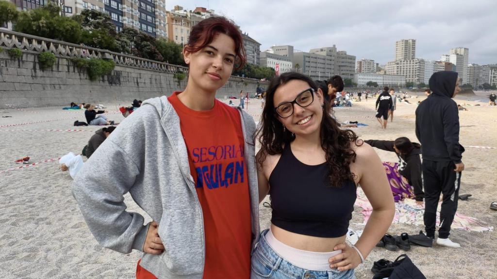 Andrea y Nora guardan sitio para disfrutar de la noche meiga con sus amigos