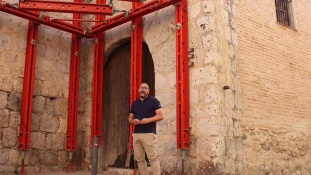 Miguel Ángel Oliveira, alcalde de Tordesillas, y el Palacio de los Alderete