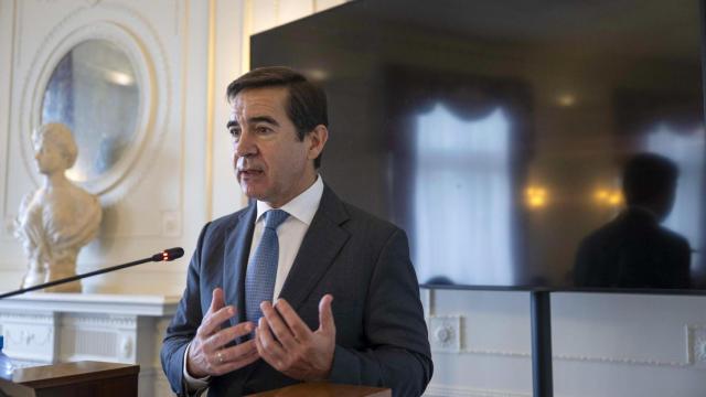 El presidente de BBVA, Carlos Torres, durante la inauguración en la Universidad Internacional Menéndez Pelayo (UIMP) del curso organizado por la Asociación de Periodistas de Información Económica (APIE), este lunes.