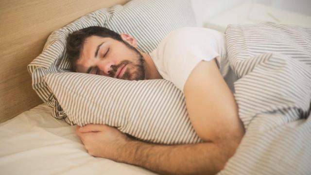 Un hombre durmiendo.