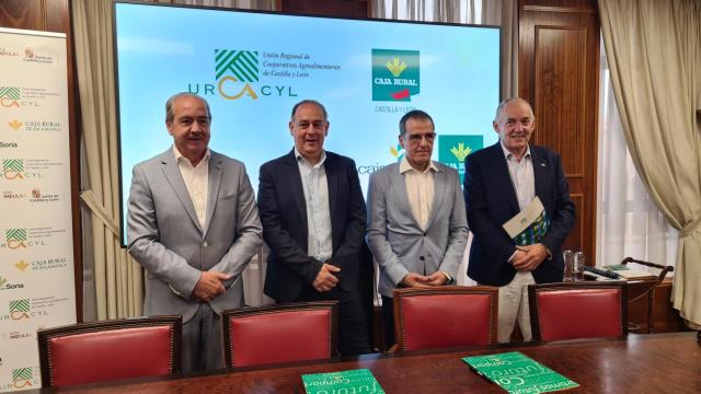 Fernando Antúnez, Jerónimo Lozano, Nicanor Santos y Cipriano García, representantes de Urcacyl y Caja Rural de Zamora, durante la firma del convenio