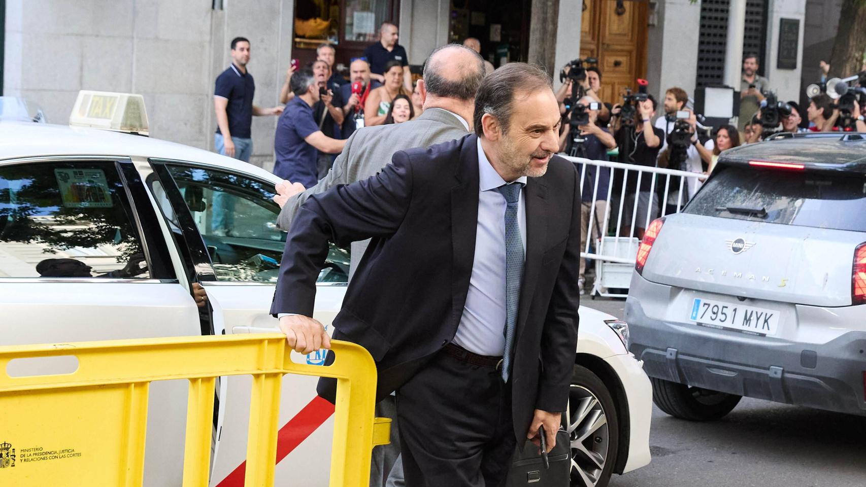 El juez, con el apoyo del fiscal, no ve necesaria la prisión de Ábalos y Koldo y mantiene las actuales medidas cautelares