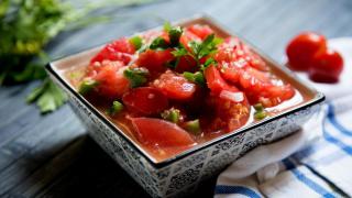 Sin pepino y con más proteínas que el gazpacho: esta receta de pipirrana de Jaén es con la que más triunfo en verano
