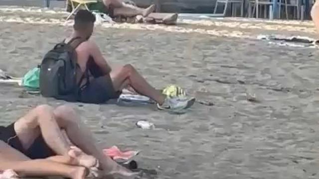 Los ladrones actuando en la playa.