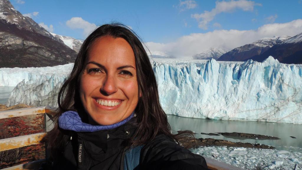 La experta en viajes en solitario, Estela Gómez, en Perito Moreno, Argentina.